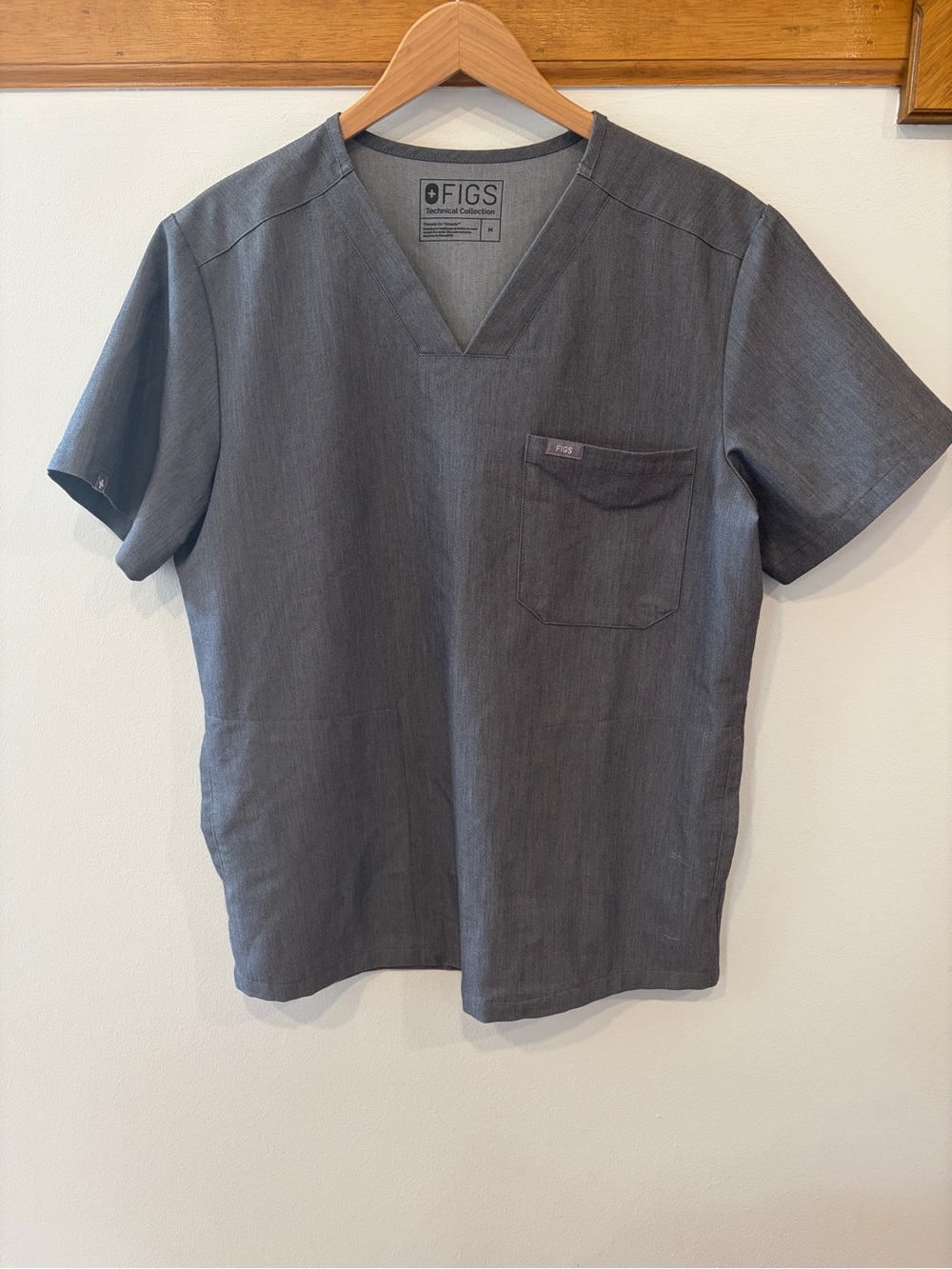 FIGS Men's Leon Graphite Gray V-Neck Scrub Top - Medium